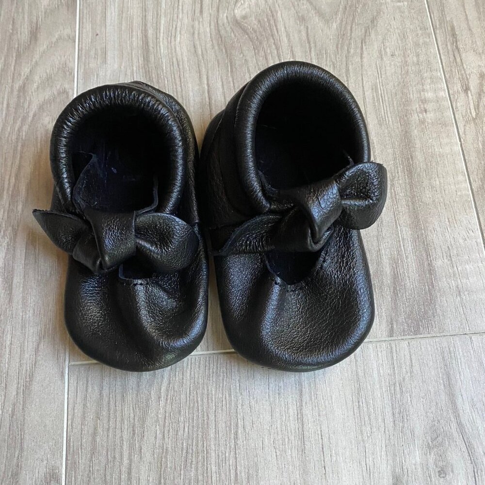 Freshly Picked Knotted Bow Black Mini Sole Moccs